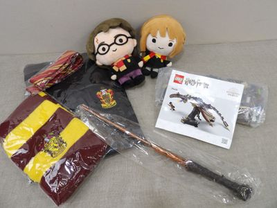 une figurine de Harry Potter avec une baguette magique et un livre