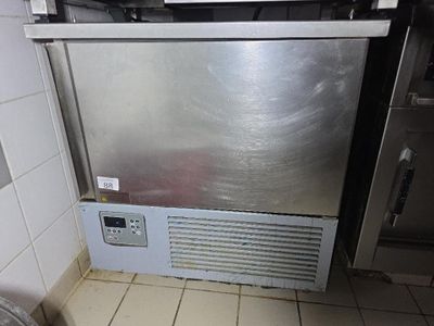 un lave-vaisselle en acier inoxydable dans un coin de la cuisine