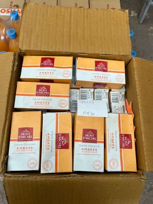 une boîte en carton remplie de jus d'orange et de jus d'orange