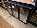 un comptoir muni d'une porte vitrée sur lequel sont disposées des bouteilles d'alcool