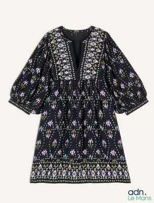 une image représentant une robe en noir et blanc ornée d'un motif