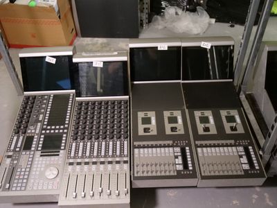 de nombreux appareils électroniques exposés dans un magasin