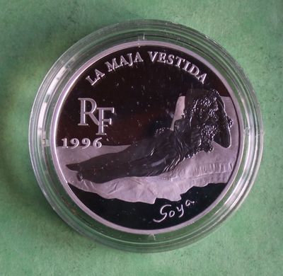 a close up of a silver coin with a dog on it