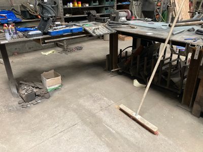 un homme qui se tient au milieu d'une zone de travail