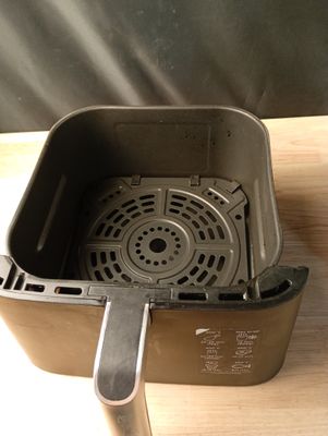 une friteuse posée sur une table en bois