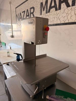 une machine posée sur une table dans une pièce