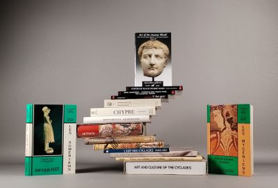plusieurs livres sont empilés sur une table