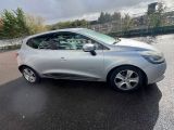 une voiture argentée garée sur le bord de la route