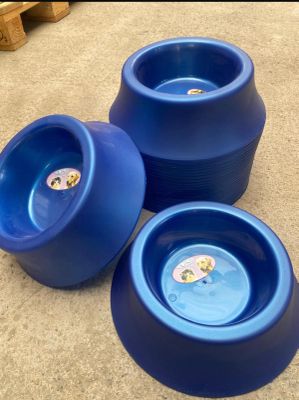 trois bols bleus posés par terre les uns à côté des autres