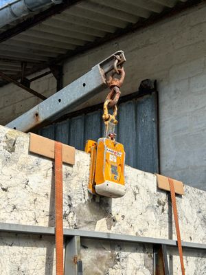 a crane that is attached to the side of a building