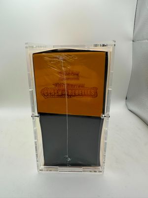 une image représentant une boîte transparente avec une étiquette noire et orange