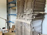 une grande pile de cartons posée sur une palette dans un entrepôt