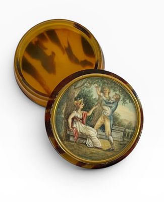 une petite boîte sur laquelle figure une image représentant une femme et un homme
