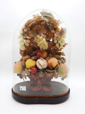 une cloche en verre contenant un assortiment de fruits