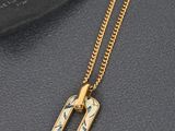 un collier en or orné d'un motif bleu et blanc