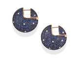 une paire de boucles d'oreilles en saphir et diamant