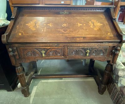 un bureau en bois surmonté d'un miroir