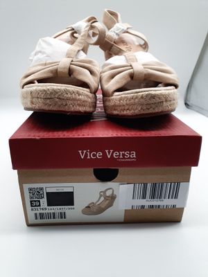 une paire de chaussures pour femme posée sur une boîte à chaussures