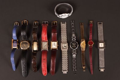 tout un tas de montres alignées sur une table