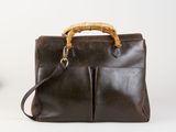 porte-documents en cuir marron avec poignée et bandoulière en bambou
