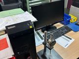 un ordinateur de bureau posé sur un bureau dans un bureau