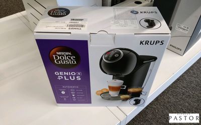 deux boîtes de café posées l'une à côté de l'autre sur une table