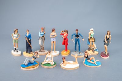 de nombreuses figurines représentant des personnes debout sur des planches de surf