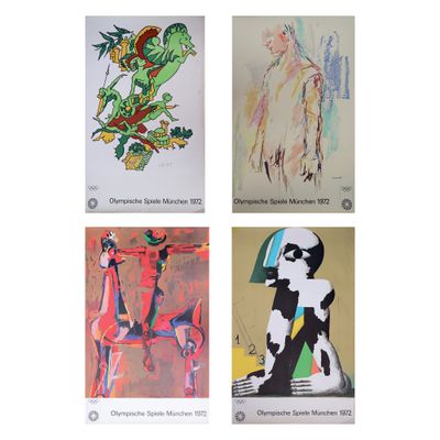Quatre tableaux différents représentant des personnes et des animaux sont accrochés au mur.