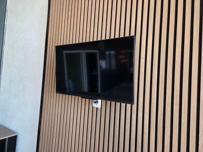 une photo d'une télévision à écran plat montée sur un mur
