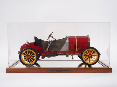 une petite maquette de voiture rouge dans une vitrine