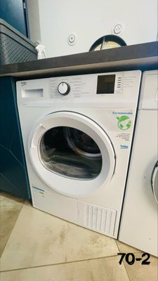 un lave-linge et un sèche-linge placés l'un à côté de l'autre