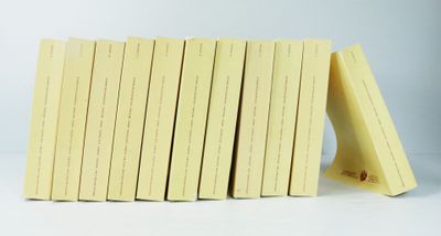 plusieurs feuilles de papier jaune empilées les unes sur les autres