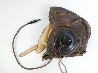 un sac en cuir marron contenant un objet noir