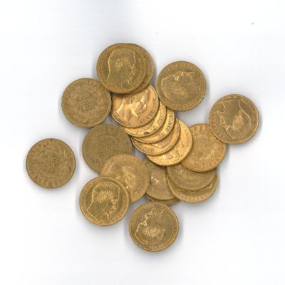 une pile de pièces d'or posée sur une surface blanche