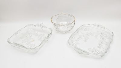 Ensemble de table en verre à décor dépoli de fleurs comprena…