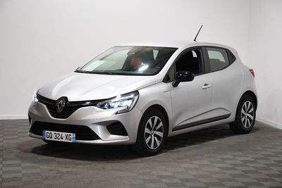 une voiture blanche garée dans une pièce au sol en damier