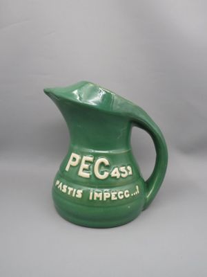 pichet en céramique verte portant l'inscription « pegass »