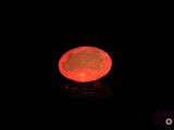 une lumière orange dans l'obscurité, avec la lune en arrière-plan