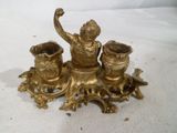 une figurine en or posée sur une table