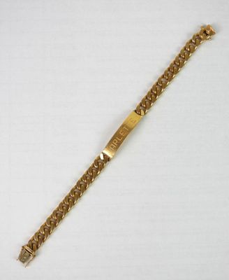 un bracelet en or muni d'une chaîne