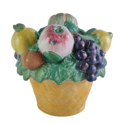 une figurine en céramique représentant un panier de fruits et légumes