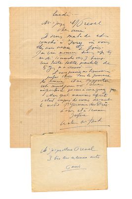 une feuille de papier avec des notes manuscrites et une feuille de papier avec du texte imprimé