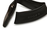 une sangle de guitare en cuir noir sur fond blanc, avec un logo