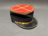 casquette d'uniforme avec des bordures rouges et dorées sur fond gris