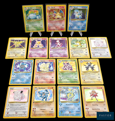 beaucoup de cartes pokemon sur la table