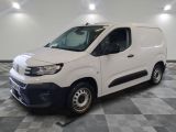 la camionnette blanche est garée sur un sol carrelé en damier