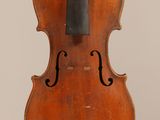 un vieux violon avec un archet accroché à son dos