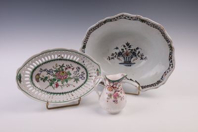 une assiette blanche ornée d'un motif floral, à côté d'un bol et d'une assiette ornée d'un motif floral