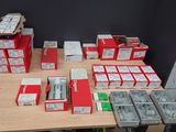de nombreux appareils électroniques de toutes sortes posés sur une table