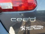 un gros plan d'une voiture avec un autocollant à l'arrière